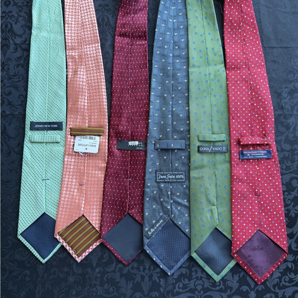 Lot of 12 Mens Silk Ties Ref# 16344 - Picture 1 of 2